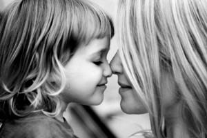мама с дочкой 300x200 Как установить эмоциональную близость со своим ребенком.